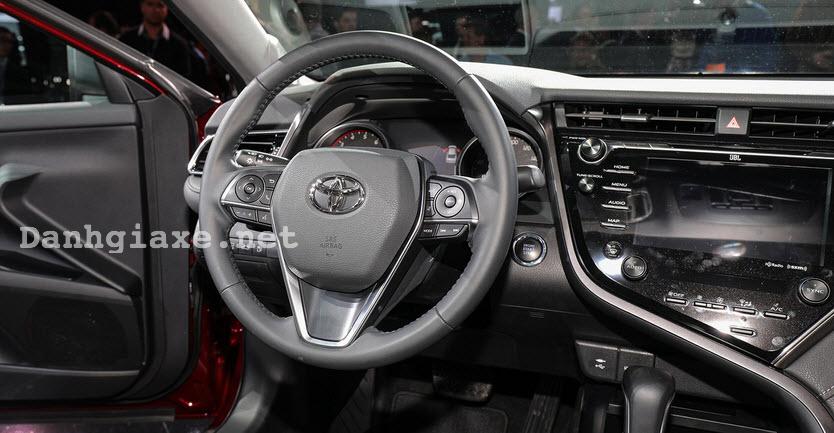 Ảnh chi tiết Toyota Camry 2018 từ ngoại thất đến nội thất 9
