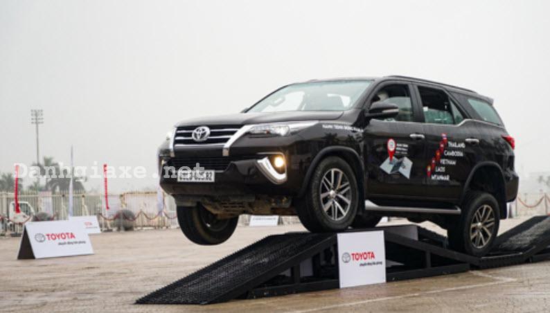 Toyota Fortuner, Hilux, Innova tổ chức lái thử với chương trình “xuyên biên giới” 3