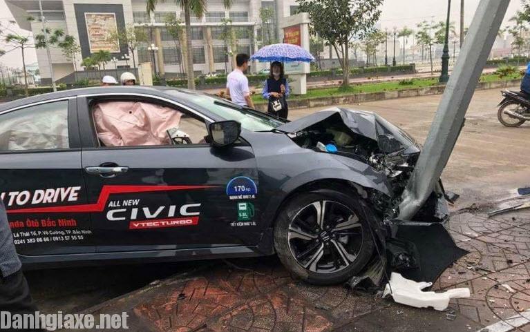 "Đắng lòng" khi lái thử Honda Civic 2017 đâm cột đèn, hư hỏng nặng 1