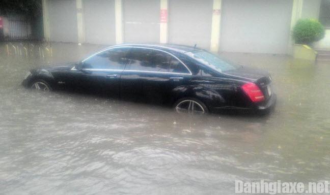 Mưa bão, xe sang Mercedes S63 AMG "chết đuối" tại Hà Nội