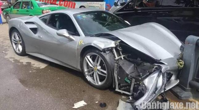 Chỉ vì tránh chó qua đường 2 siêu xe Ferrari 488 GTB bị hư hỏng nặng