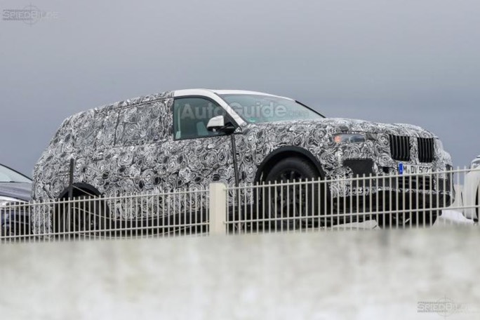Mẫu SUV 7 chỗ BMW X7 chính thức lộ diện trên đường chạy thử