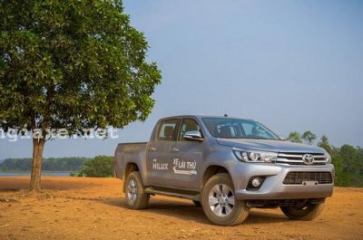 Cận cảnh chi tiết Toyota Hilux 2017 với hộp số & động cơ mới
