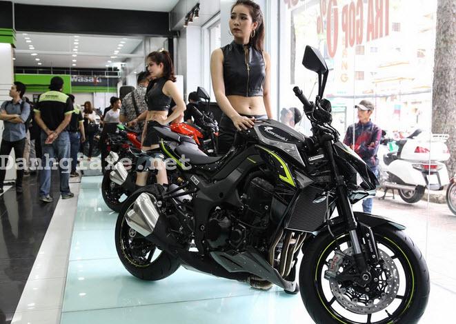 Giá xe Kawasaki Z1000 2017 tại Việt Nam lần lượt 399 và 439 triệu VNĐ với 2 phiên bản 14