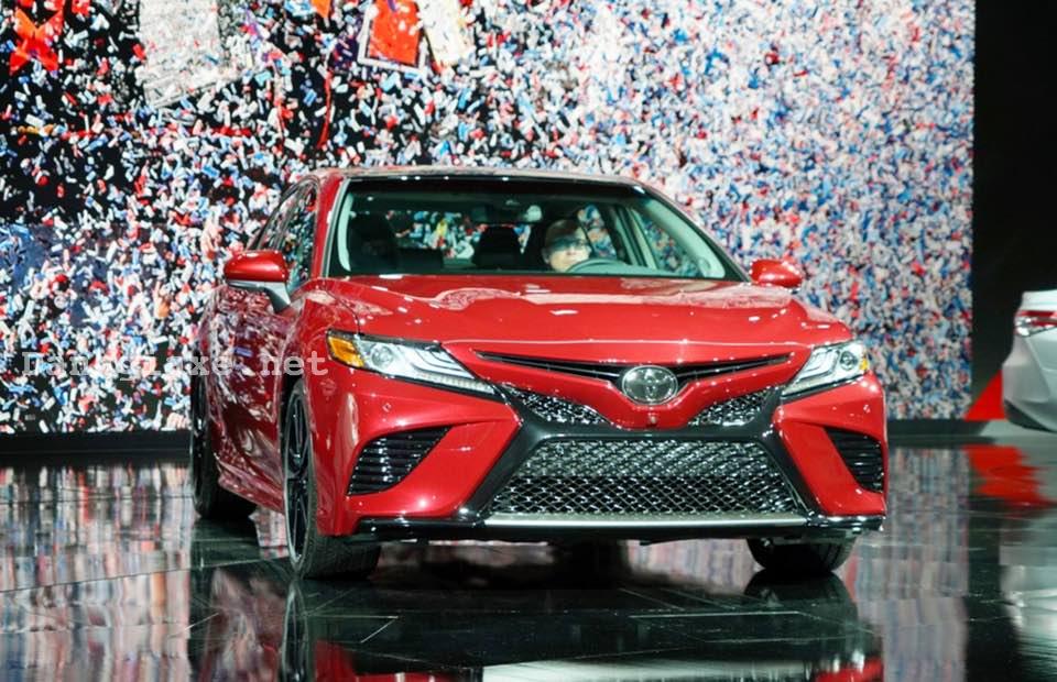 Toyota Camry 2018 động cơ Hybrid giá bao nhiêu? Khi nào về Việt Nam?