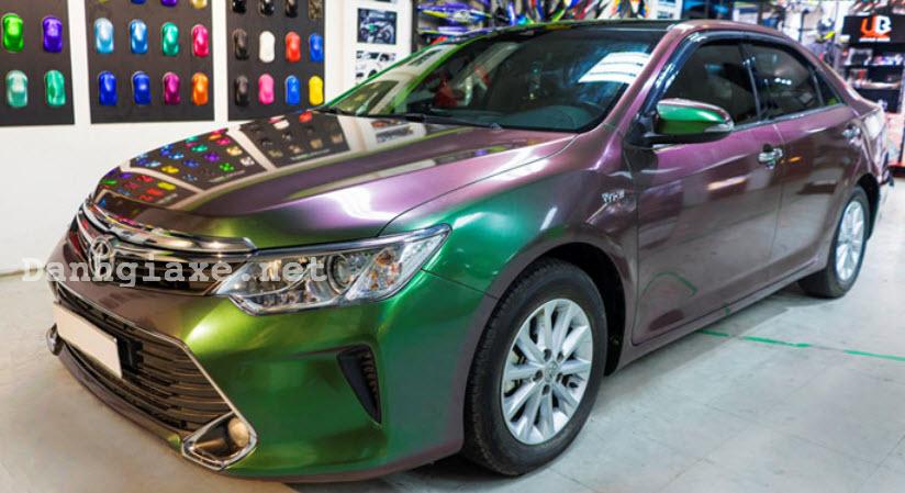 Ngắm Toyota Camry dán decal đổi màu độc đáo tại Việt Nam 1