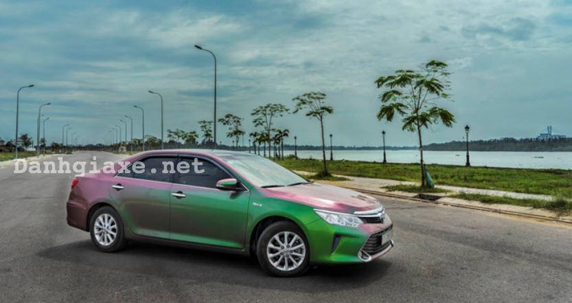 Ngắm Toyota Camry dán decal đổi màu độc đáo tại Việt Nam 2