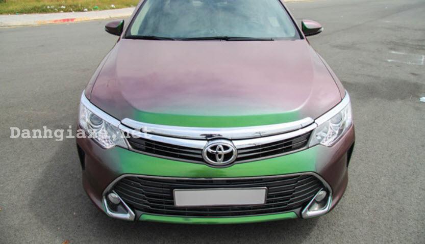 Ngắm Toyota Camry dán decal đổi màu độc đáo tại Việt Nam 6