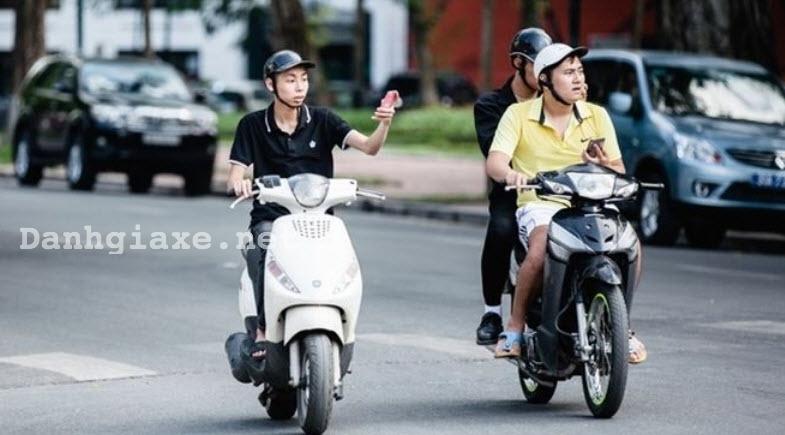Lái xe máy bằng một tay thì có vi phạm luật giao thông không?