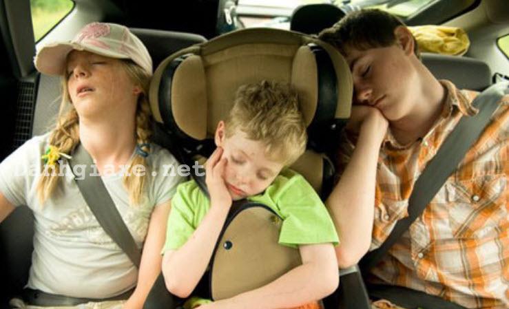 Ngủ trong xe ô tô cần lưu ý những gì để đảm bảo an toàn?