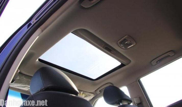 Cửa sổ trời trên ô tô: nguy hiểm tiềm ẩn khi cho trẻ nhỏ thò đầu ra ngoài 1