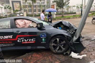 “Đắng lòng” khi lái thử Honda Civic 2017 đâm cột đèn, hư hỏng nặng
