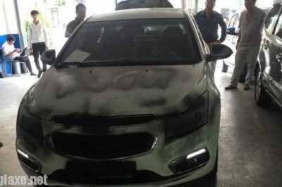 Chevrolet Cruze bị xịt sơn đen kín ngoại thất cùng chữ “Ngu” khi đỗ xe ở chung cư