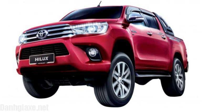 Toyota Hilux 2018 giá bán từ 473 triệu và được trang bị đến 7 túi khí