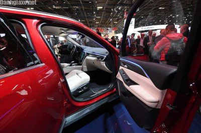 SUV VinFast LUX SA 2.0 với nội thất sang trọng có giá bao nhiêu?