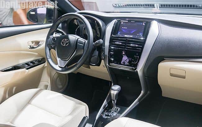 Khoang lái Toyota Yaris 2018